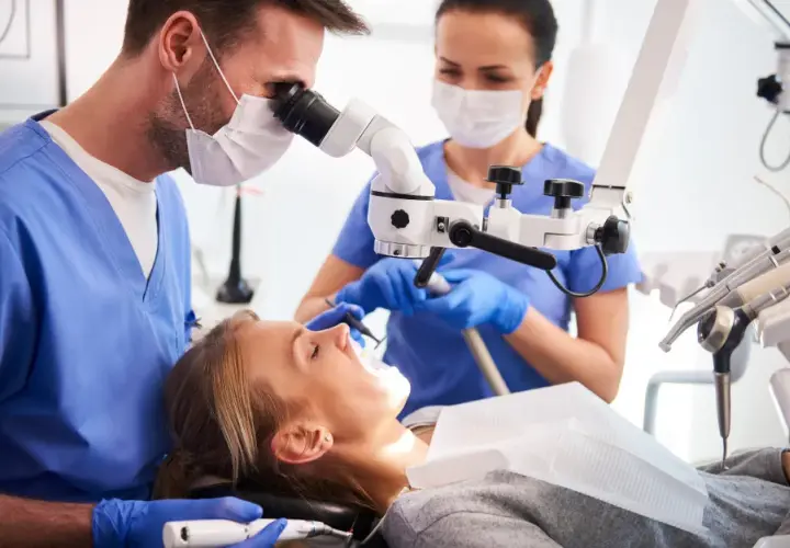 Alkohol przed dentystą: Dlaczego musisz go unikać przed wizytą?
