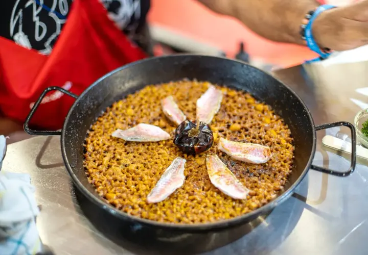 Paella de marisco, una de las cosas típicas de Alicante, lista para servir.