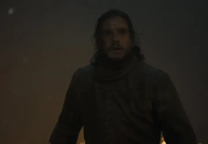 Jon Snow zszokowany w "Gra o tron s06e02". W tle płomienie i śnieg.