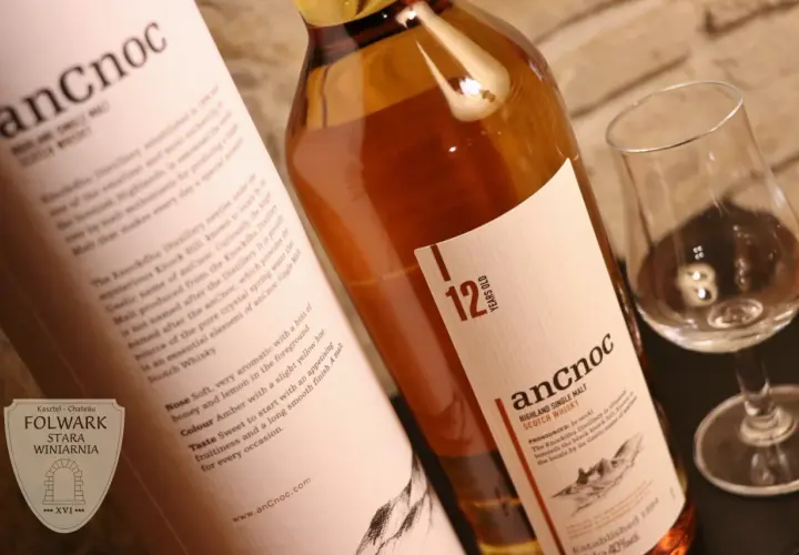 ancnoc 12 Year Old Single Malt Scotch Whisky, butelka i kieliszek do degustacji.
