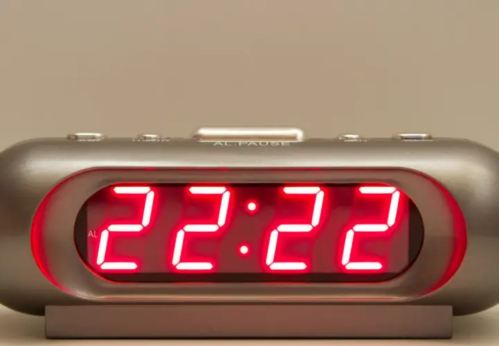 Cyfrowy zegar pokazuje 22:22. To znak, że miłość jest blisko, a wszechświat wysyła Ci pozytywne wibracje.
