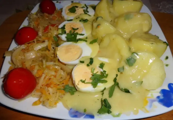 Jajka w sosie musztardowym z ziemniakami i surówką. Pyszne danie, które zachwyci każdego smakosza.