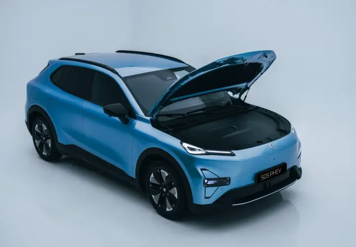 La Deepal S05, un'auto blu con il cofano aperto, mostra il suo design moderno e le luci a LED.