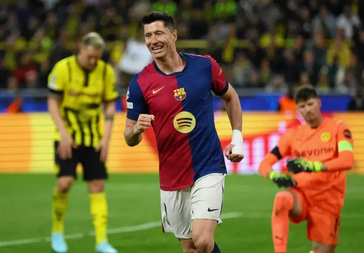 Robert Lewandowski w barwach Barcelony cieszy się z bramki. Jego obecne drużyny to FC Barcelona i reprezentacja Polski.