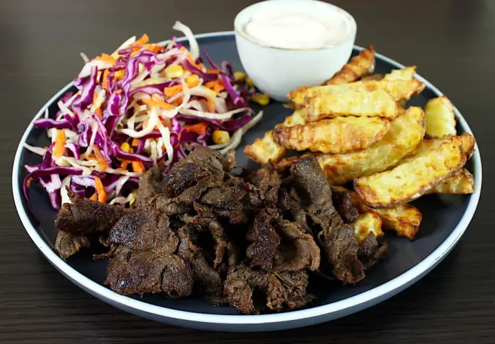 Klasyczny gyros przepis: soczyste mięso, chrupiące frytki, kolorowa surówka i sos. Idealny posiłek.