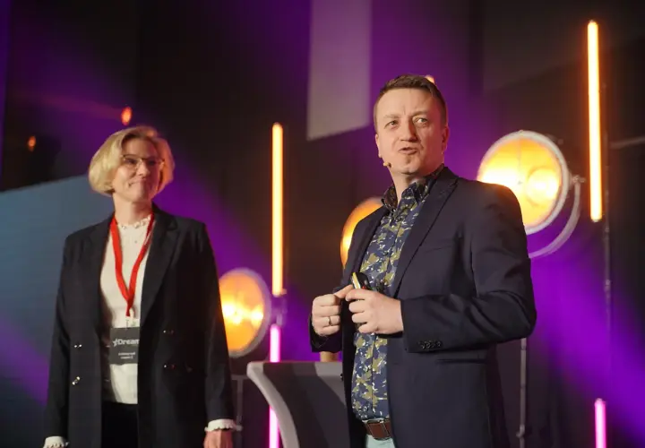 Jak się ubrać na integrację firmową? Smart casual bez wpadek!