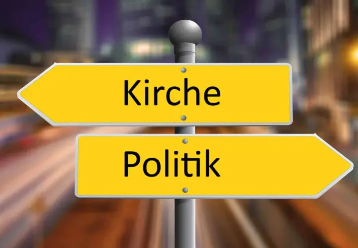 Wegweiser mit den Richtungen Kirche und Politik. Eine Entscheidung zwischen Glauben und weltlicher Macht.