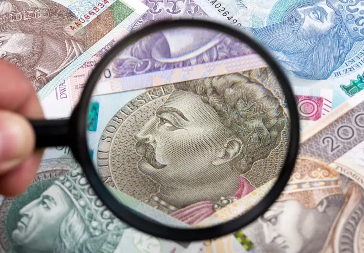 Pod lupą portret Jana III Sobieskiego na banknocie 200 zł. Czyżby mąż wypłacił pieniądze ze wspólnego konta?