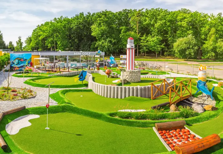 Mini golf w Rewalu to świetna zabawa! Wśród zielonych pól, latarni morskiej i morskich stworzeń odkryjesz niezapomniane rewal atrakcje.