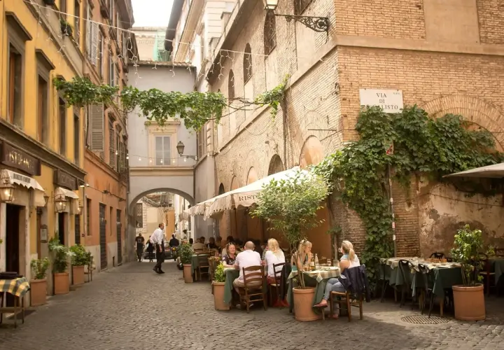 Passeggiare per Trastevere, tra vicoli acciottolati e ristoranti all'aperto, è un'esperienza da non perdere.