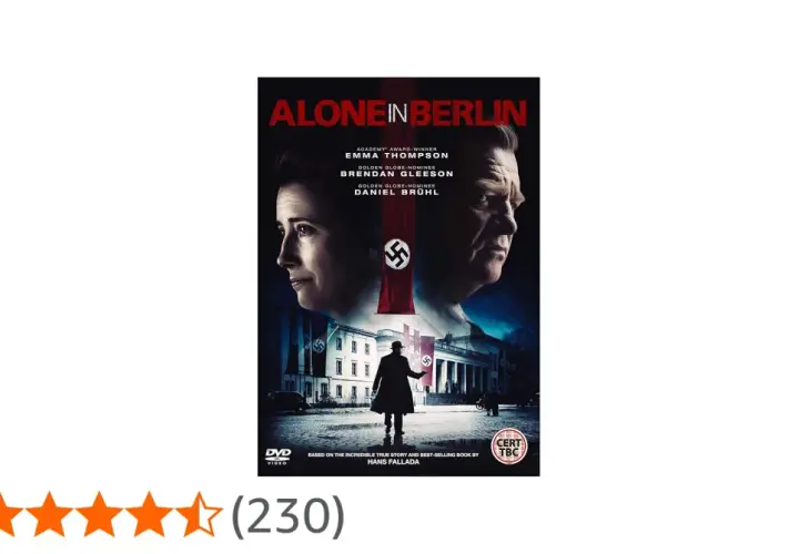 Plakat filmu "Alone in Berlin" z Emmą Thompson i Brendanem Gleesonem. W tle budynek z flagami ze swastykami.