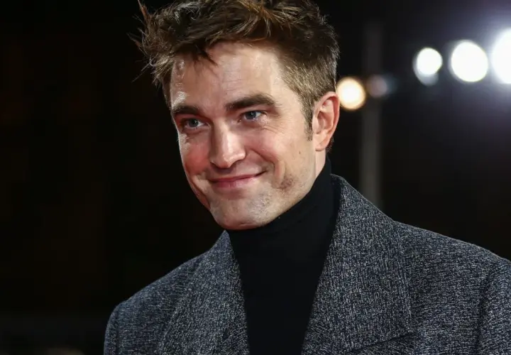 Robert Pattinson z uśmiechem, jakby wspominał swoje **dziecko**ństwo.