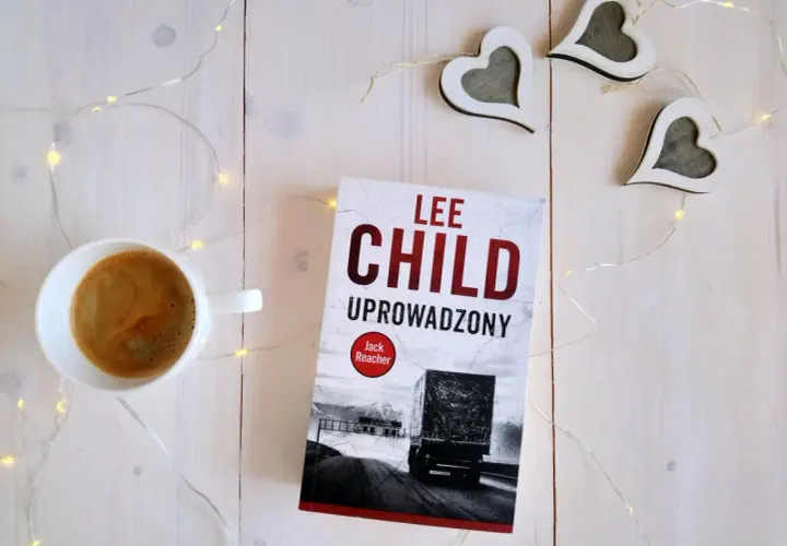 Kawa i książka "Uproszczony" Lee Childa, idealna na wieczór. Kolejność czytania książek z serii Jack Reacher jest ważna.