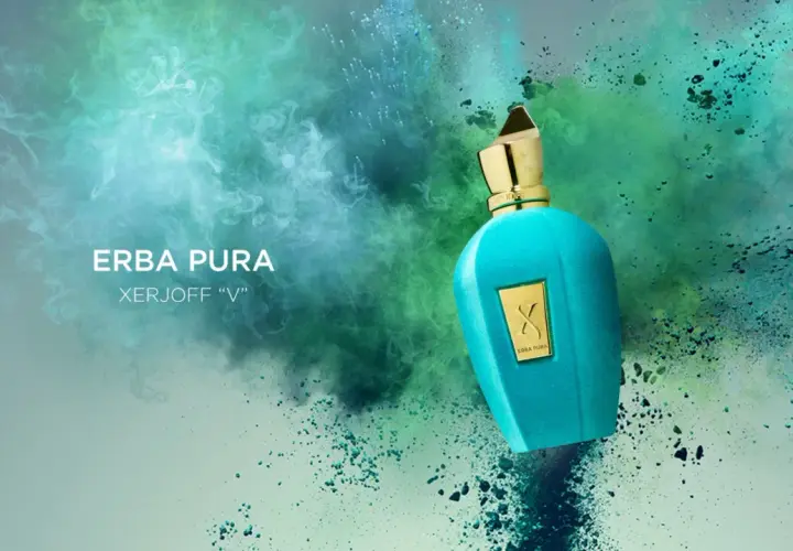 Turkusowa butelka perfum Erba Pura Xerjoff "V" na tle zielono-niebieskiego wybuchu kolorów i dymu.