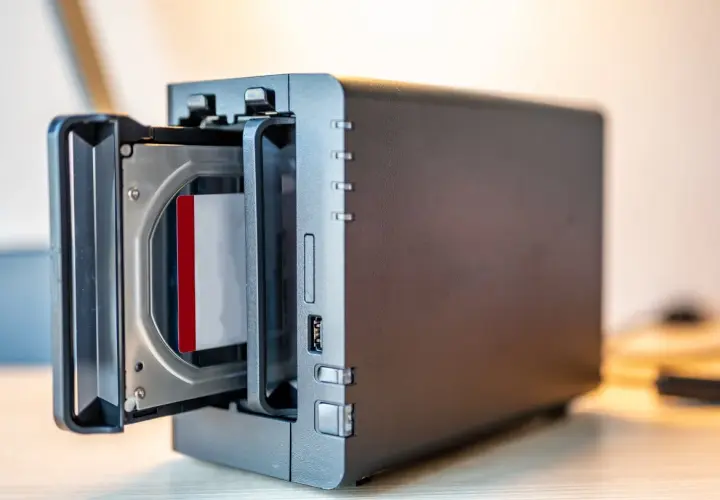 Un NAS avec un disque dur inséré. Ce support permet de sauvegarder ses données informatiques, contrairement à une simple clé USB.