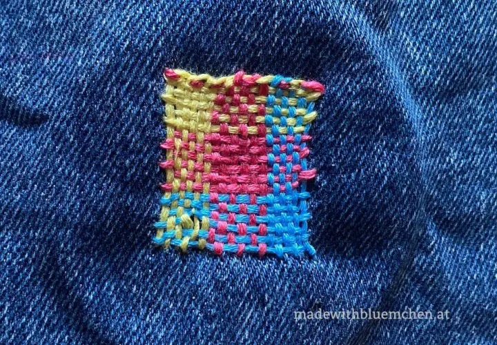 Buntes Quadrat aus Garn auf Jeansstoff, eine kreative kunststopfen anleitung.