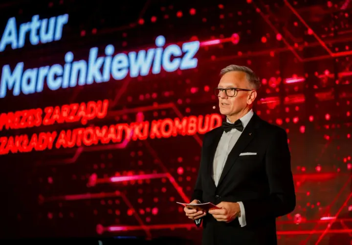 Artur Marcinkiewicz, prezes zarządu Zakłady Automatyki Kombud, przemawia na tle czerwonej scenografii.