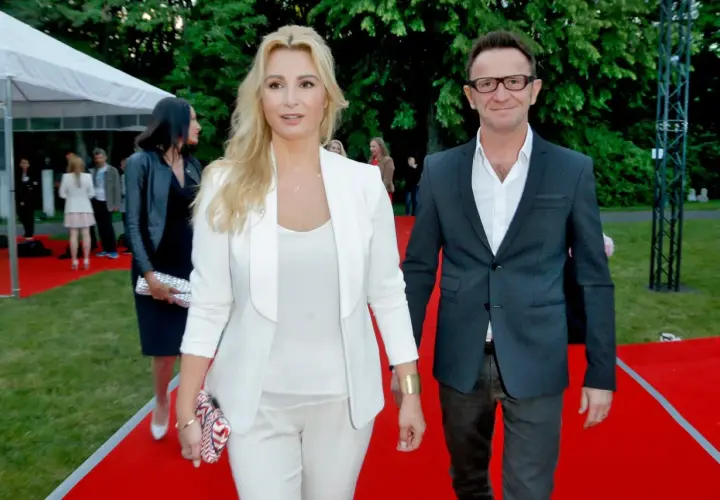 Paweł Wilczak i jego partnerka na czerwonym dywanie. Elegancka stylizacja, która sugeruje romantyczny wieczór.