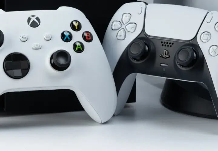 Biały kontroler Xbox i biało-czarny kontroler PlayStation. Dowiedz się, jak podłączyć pada Xbox do PC bezprzewodowo.