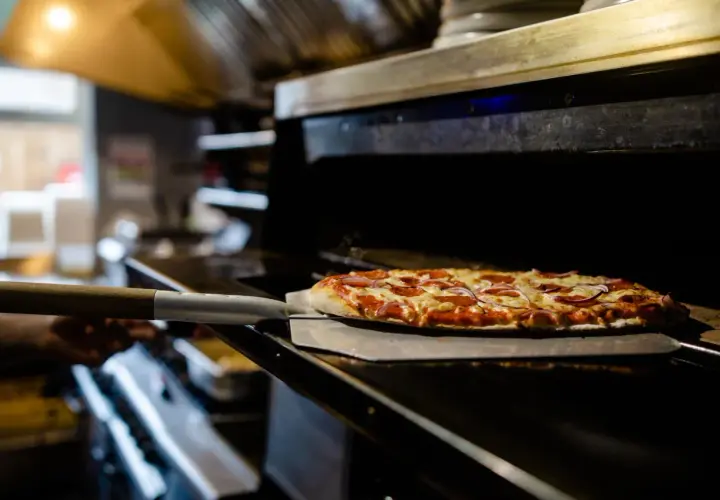 Pieczenie pizzy na łopacie w piekarniku elektrycznym.