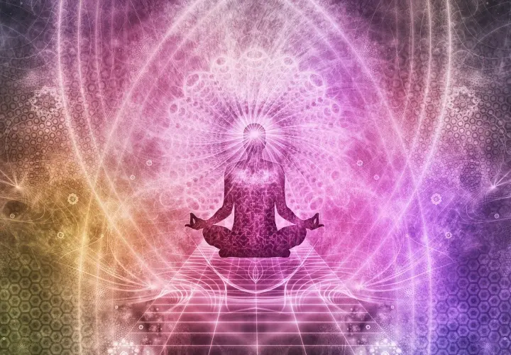 Sylwetka w pozycji lotosu, otoczona świetlistymi wzorami, symbolizująca przebudzenie energii kundalini.