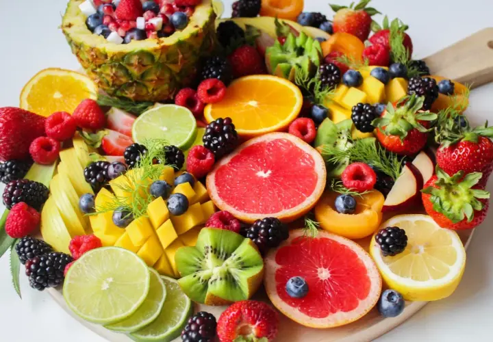Un'esplosione di colori con tanta frutta fresca: fragole, mirtilli, lamponi, mango, kiwi, arance, limoni, pompelmi, lime e ananas. Un vero tripudio di "fruit" per gli occhi e il palato.