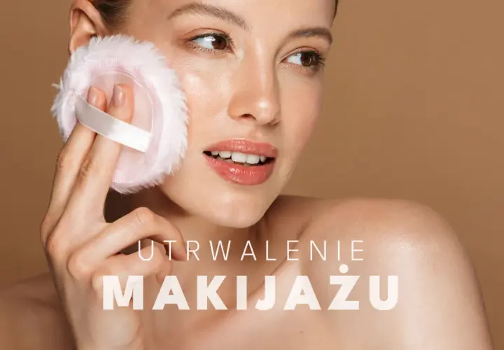 Kobieta aplikuje puder puszystym aplikatorem, by utrwalić makijaż.