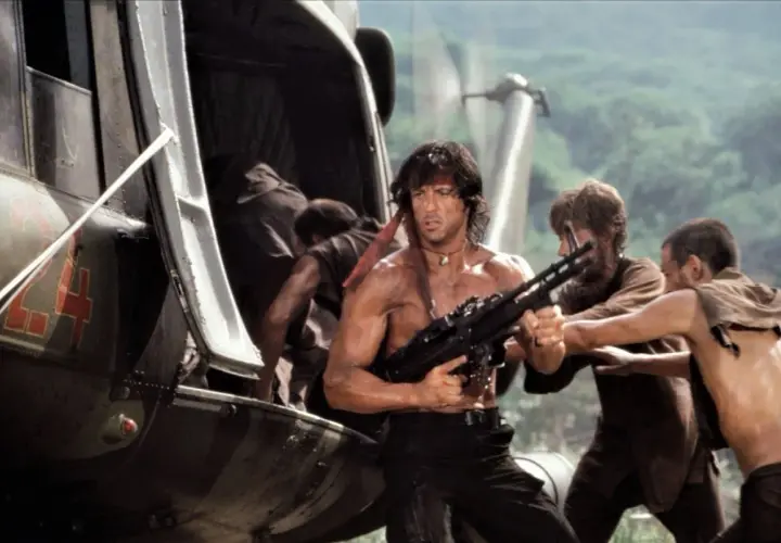Rambo z karabinem wychodzi ze śmigłowca. Ile jest części Rambo? To pytanie zadaje sobie wielu fanów.