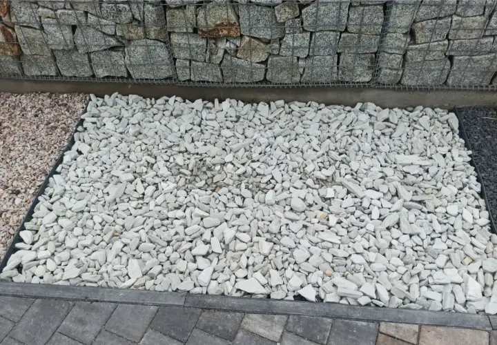 Biały grys na podjazd. Zastanawiasz się, ile kosztuje tona kamienia na podjazd? Sprawdź ceny!