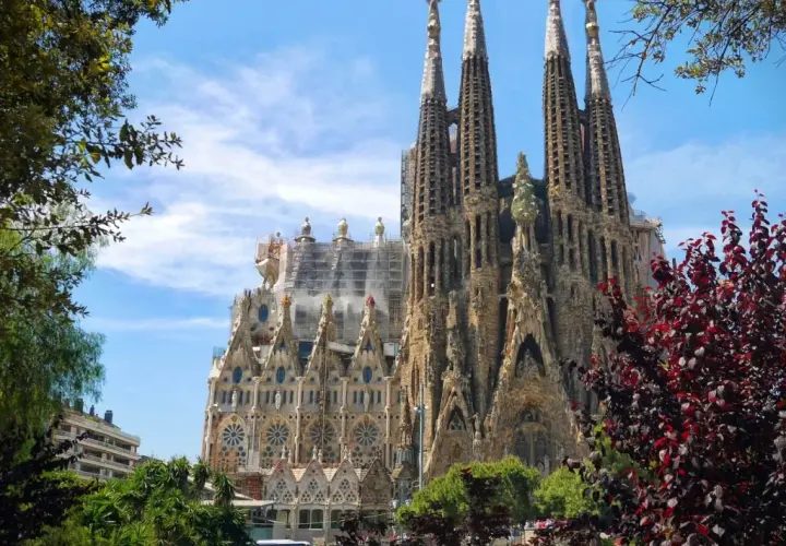 W jakim kraju jest Barcelona? Odkryj jej fascynującą historię i położenie