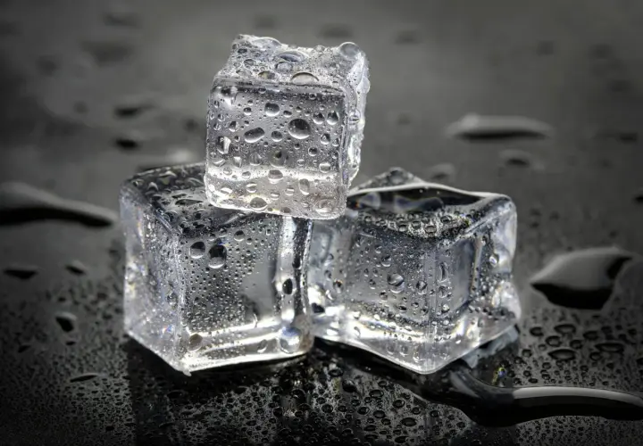 Kostki lodu pokryte kroplami wody. Jak używać rapid cold pack? Chłodzenie, ulga, odświeżenie.