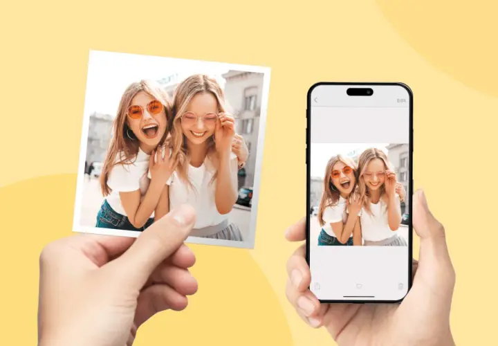 Dwie przyjaciółki na zdjęciu, które można wywołać u fotografa. Telefon pokazuje tę samą fotografię.