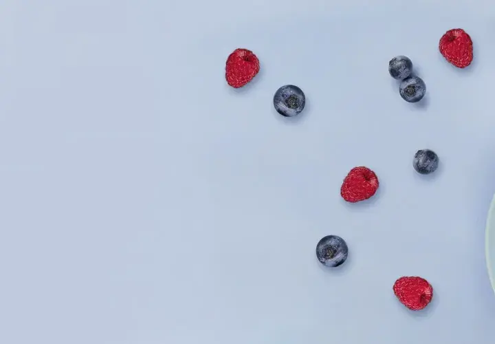 Jagody i maliny na talerzu, symbolizujące antyoksydację co to jest i jak wpływa na zdrowie.