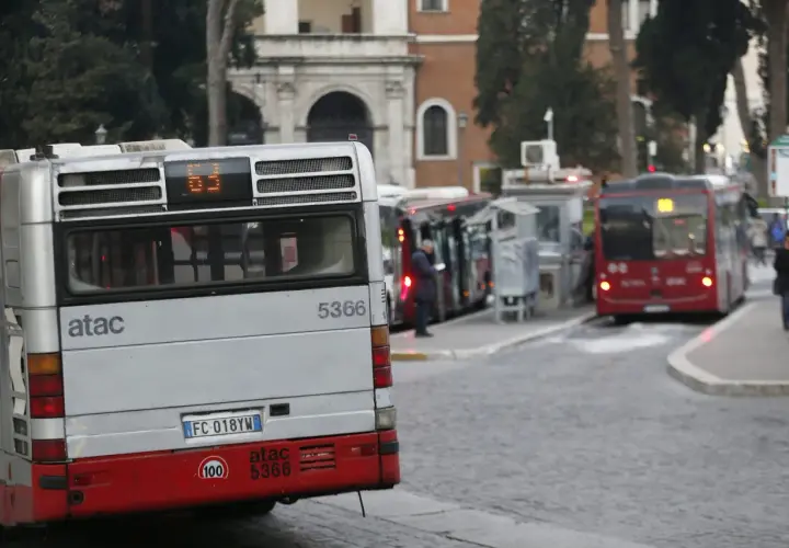 Autobus ATAC in strada, pronti per un nuovo viaggio con il tuo abbonamento mezzi.