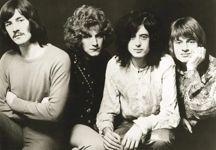 Członkowie Led Zeppelin: John Paul Jones, Robert Plant, Jimmy Page i John Bonham pozują do klasycznego portretu.