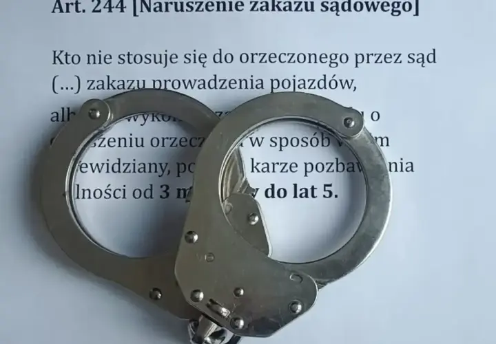 Kajdanki na dokumencie o naruszeniu zakazu sądowego prowadzenia pojazdów. Grozi za to kara pozbawienia wolności do 5 lat.