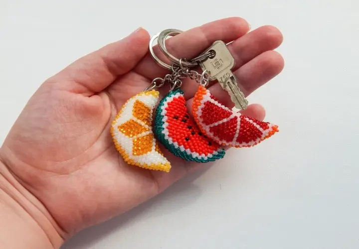 Portachiavi fai da te bambini: fette di agrumi e anguria in perline, perfetti per decorare chiavi e zainetti.