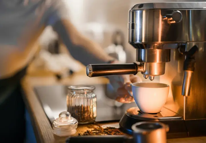 Mokre fusy w ekspresie Philips, gotowe do wyrzucenia po zaparzeniu pysznego espresso.