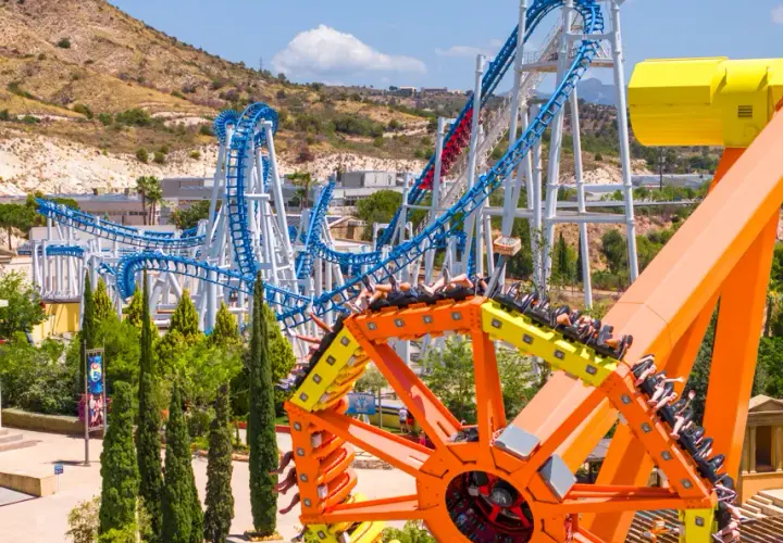 Atracciones imperdibles en Terra Mítica: Diversión para todos los gustos