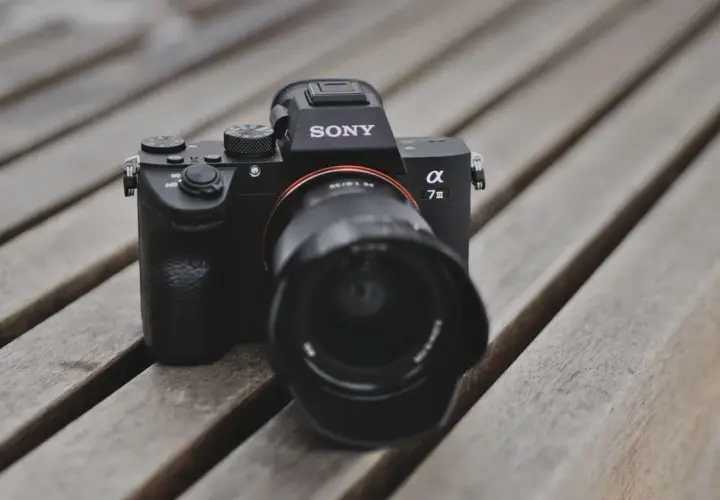 Sony a7 s3 na drewnianej ławce, gotowy do uchwycenia wyjątkowych chwil.