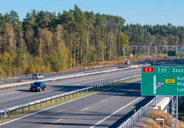 Droga S3 E65 w kierunku Szczecina, Kołobrzegu, Międzyzdrojów i Lubina. Autostrada a3 otoczona lasem.