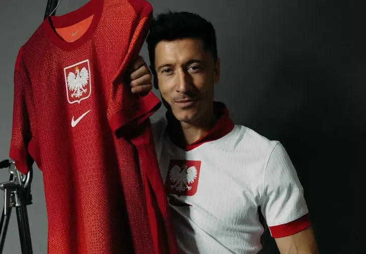 Robert Lewandowski prezentuje nowe koszulki reprezentacji Polski. Biało-czerwone barwy i orzeł na piersi to symbol naszej historii i dumy narodowej.