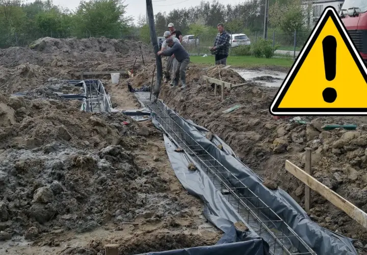 Budowa fundamentów: wylewanie betonu do zbrojenia w wykopie.