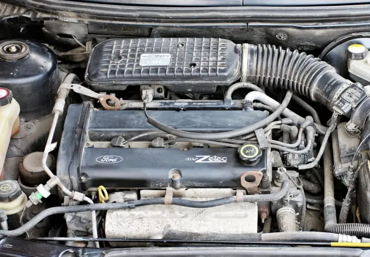 Silnik 1.8L Zetec z **Ford Mondeo MK2**. Widoczne elementy układu dolotowego i zapłonowego.