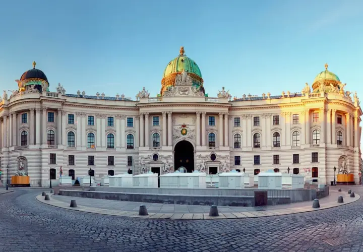 Majestatyczny pałac z zielonymi kopułami, który mógłby uchodzić za największy pałac na świecie.
