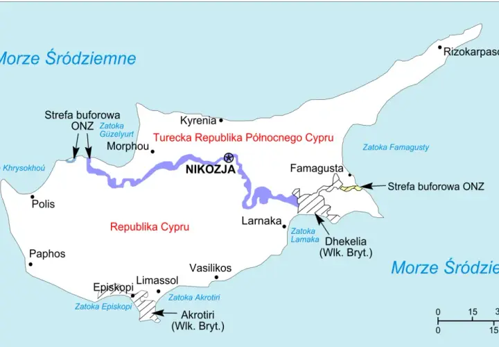 Mapa Cypru z zaznaczonym Morzem Śródziemnym, miastami jak Nikozja, Famagusta, Larnaka, Limassol, Paphos, Polis, Kyrenia, Morphou, Rizokarpaso, oraz strefami buforowymi ONZ.