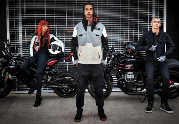 Tre giovani con abbigliamento bikers, pronti per un'avventura su due ruote. Stile e protezione per ogni motociclista.