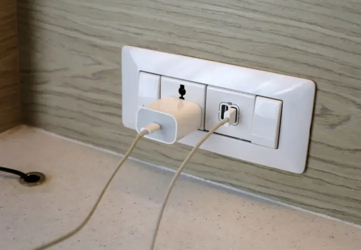 Nowoczesne gniazdka w Norwegii z portami USB, idealne do ładowania urządzeń.