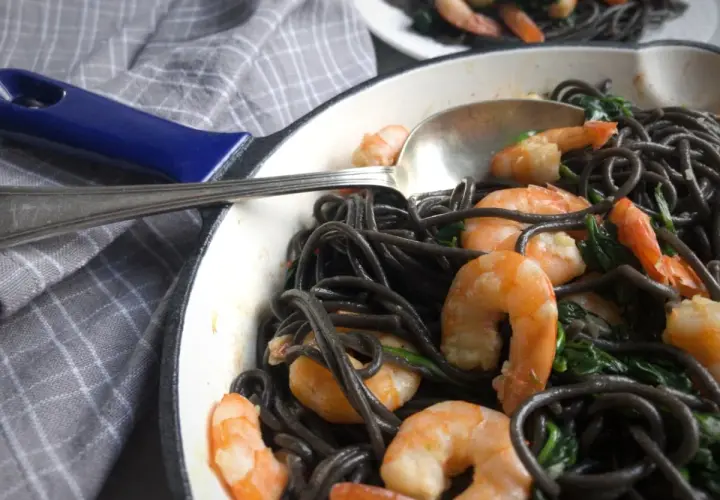 Pyszne spaghetti z krewetkami i szpinakiem – proste przepisy na obiad