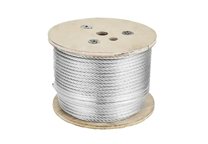 Drewniany bęben z nawiniętą liną stalową 20mm. Solidny materiał do wielu zastosowań.